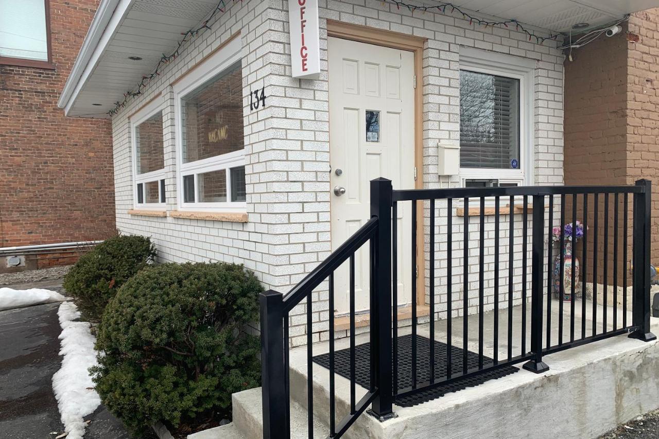 Lucien Motel Whitby Exterior photo